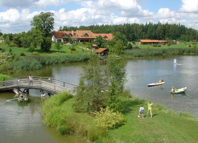 widok z plaży na jeziorka i okolice