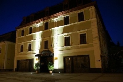 Hotel Pod Różami nocą