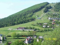 widok na Domek TIM i Górę Żar