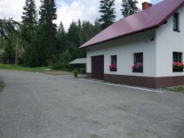 dom a za nim miejsce na grila
