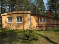 Segment murowanego, parterowego domku z tarasami.